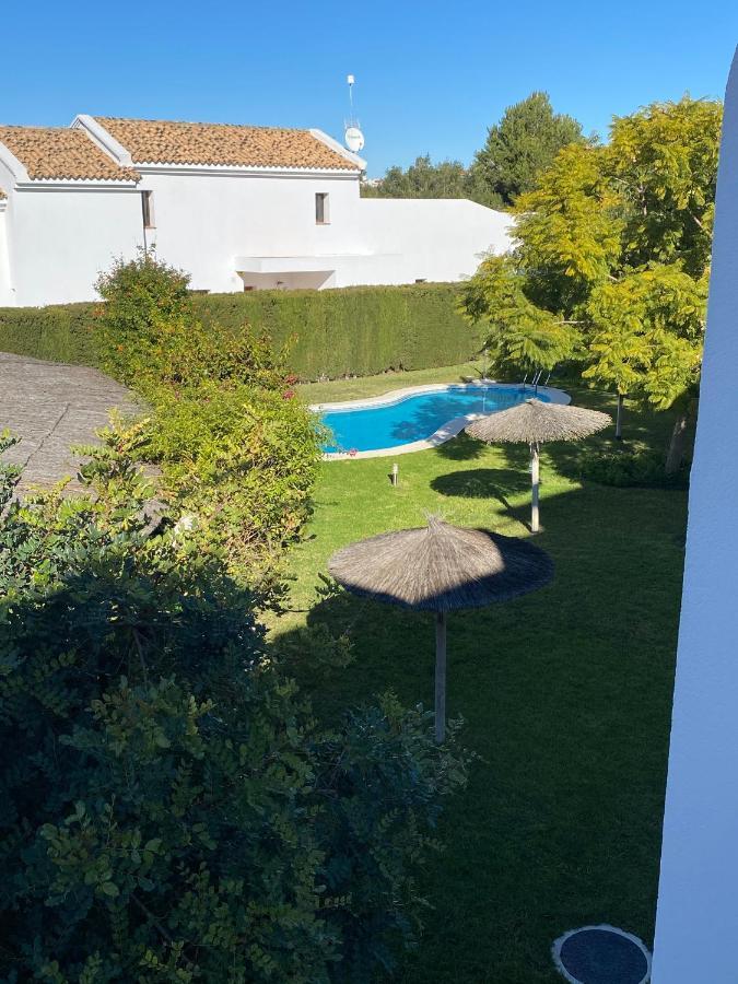 Precioso adosado rodeado de un entorno verde natural y muy cerca de la playa Chiclana de la Frontera Exterior foto